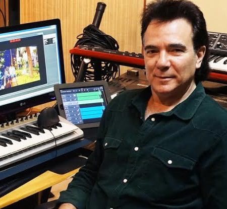 Luciano Alves no estúdio de produção musical do CTMLA